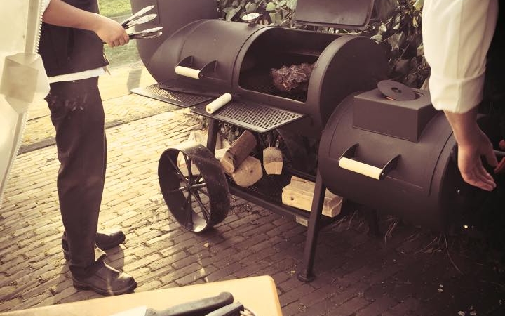 Niels bedankt Piet Hein met Oklahoma BBQ Monster