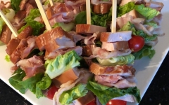 Caesar on a stick, onze caesarsalade geserveerd aan een houten spies