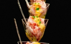 Amuse van ham met honing-mosterdsaus