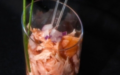 Amuse gerookte zalm op gemengde salade met romige saus