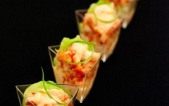 Amuse van rivierkreeftjes op een bedje van rucola