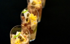 Amuse mini nicoise van tonijn, olijf en tomaat
