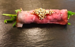 Oosterse Roll, gevuld met rucola, oosterse dressing en cashewnoten