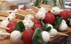 VEGETARISCH: Spies van mozzarella, tomaat en basilicum