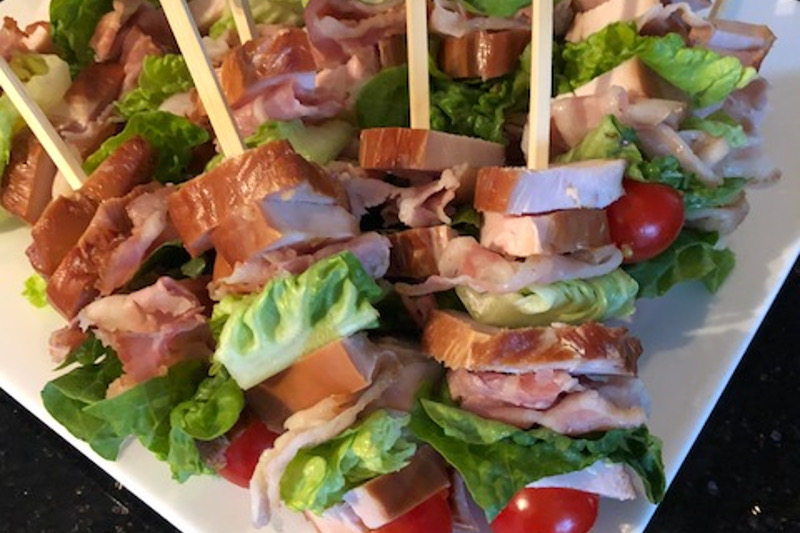 Caesar on a stick <span>Caesarsalade geserveerd aan een houten spiesje</span>