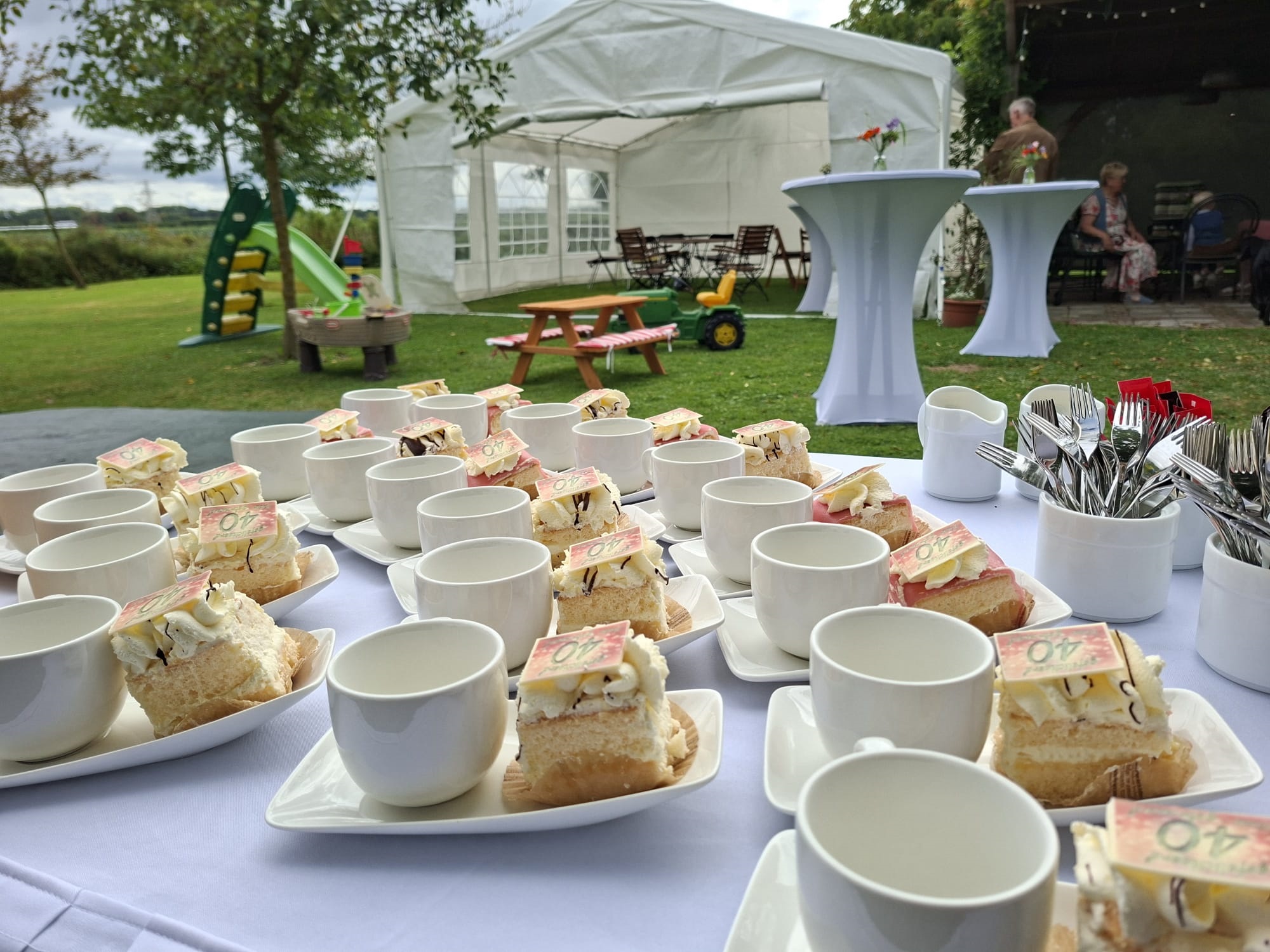 Robijnen bruidspaar viert thuis feest