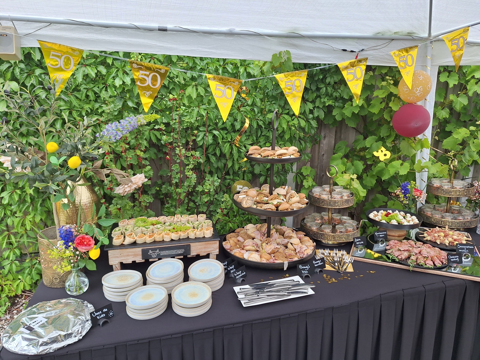 Gouden bruidspaar geniet van Walking Bites Buffet