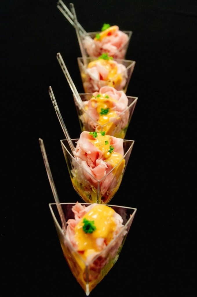 Amuse van ham met honing-mosterdsaus