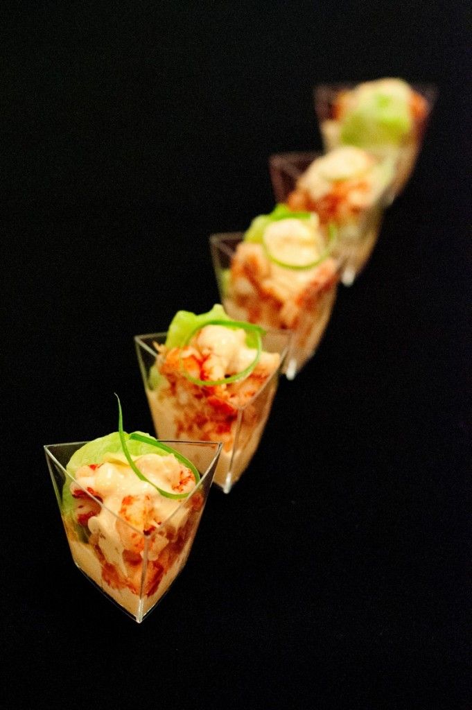Amuse van rivierkreeftjes op een bedje van rucola