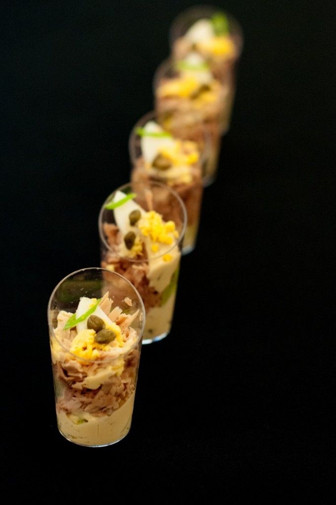 Amuse mini nicoise van tonijn, olijf en tomaat