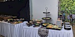 Robijnen bruidspaar viert thuis feest