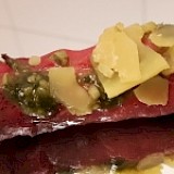 Carpaccio Roll, gevuld met rucola, pijnboompitjes, pesto en flinters oude kaas