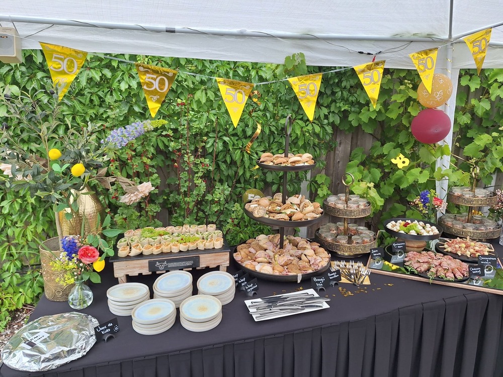Gouden bruidspaar geniet van Walking Bites Buffet