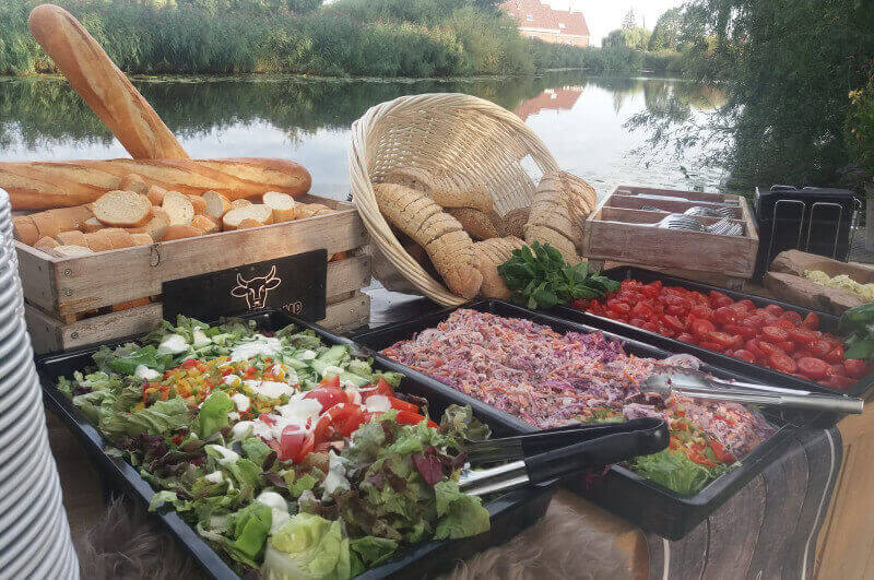 daarbij serveren we ook nog drie salades