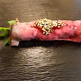 Oosterse Roll gevuld met rucola, oosterse dressing en cashewnoten