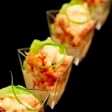 Amuse van rivierkreeftjes op een bedje van rucola
