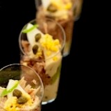 Amuse mini nicoise van tonijn, olijf en tomaat