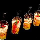 Amuse van gerookte kip met piri-piri saus en ijsbergsla
