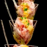 Amuse van ham met honing-mosterdsaus