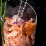 Amuse gerookte zalm op gemengde salade met romige saus