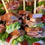 Caesar on a stick, onze caesarsalade geserveerd aan een houten spies