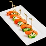 Schijf komkommer met roomkaas en eigen gerookte zalm