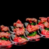 Rosbiefbuideltje gevuld met krokante spekjes en uitjes