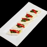 Vegetarisch: Plakje Brie met pesto en gedroogde tomaat