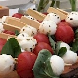 Vegetarische spies met mozarella, tomaat en basilicum