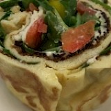 Vegetarische omelet gevuld met roomkaas, rucola en paprika