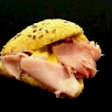 Luxe minibroodje met beenham en mosterdsaus
