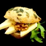Luxe minibroodje met brie, rucola en honing