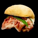 Luxe minibroodje met ijsbergsla, parmaham en pesto