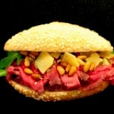 Luxe minibroodje met carpaccio, parmezaanse kaas en pijnboompitjes